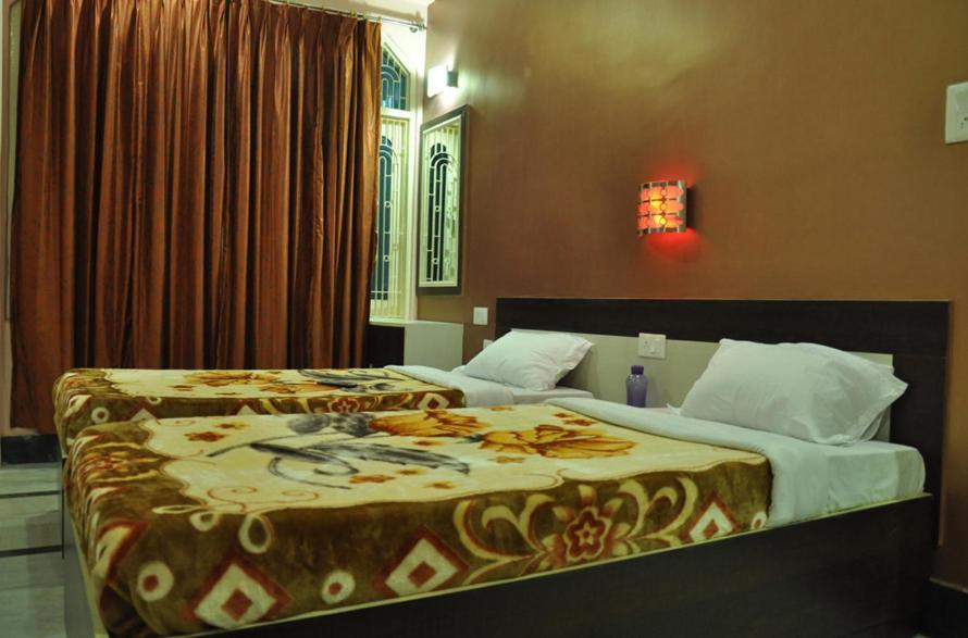 Hotel Kiran Palace Варанаси Экстерьер фото